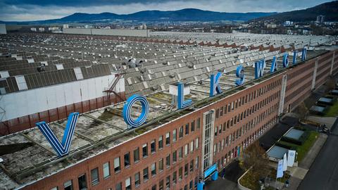 Gebäude des VW-Werks in Baunatal, auf dem Dach ein großer Schriftzug "Volkswagen".