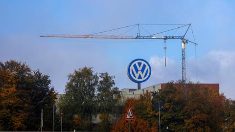 Ein Baukran steht am VW-Werk in Baunatal bei Kassel.