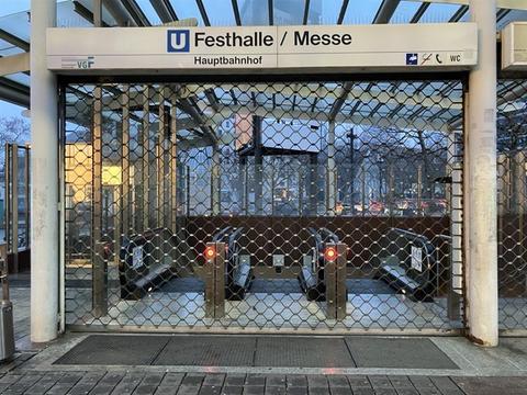 Mit einem Gitter versperrter U-Bahn-Eingang an der Frankfurter Messe