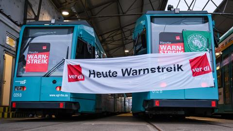 Zwischen zwei U-Bahnen in Frankfurt ist ein Transparent mit der Aufschrift"Heute Warnstreik" gespannt. 