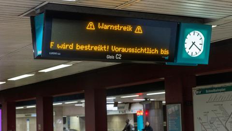 "Warnstreik - Frankfurt wird bestreikt" steht auf einer Anzeigetafel.