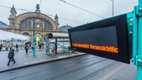 Eine Anzeigetafel informiert über den Warnstreik in der Straßenbahnstation am Frankfurter Hauptbahnhof. 