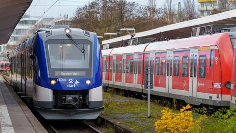 Wasserstoffzug in Bahnhof neben konventioneller S-Bahn