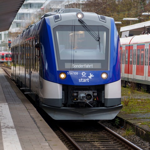 Wasserstoffzug in Bahnhof neben konventioneller S-Bahn