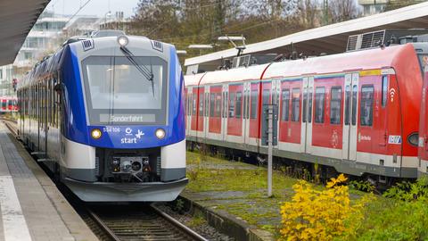 Wasserstoffzug in Bahnhof neben konventioneller S-Bahn