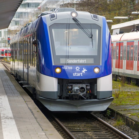 Wasserstoffzug in Bahnhof neben konventioneller S-Bahn