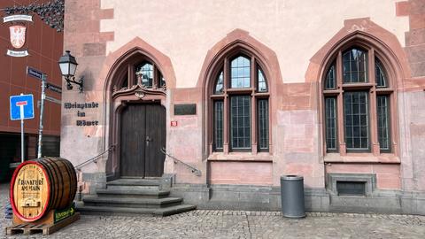 Die Weinstube befindet sich an der linken Hausecke im Frankfurter Römer sucht Pächter.