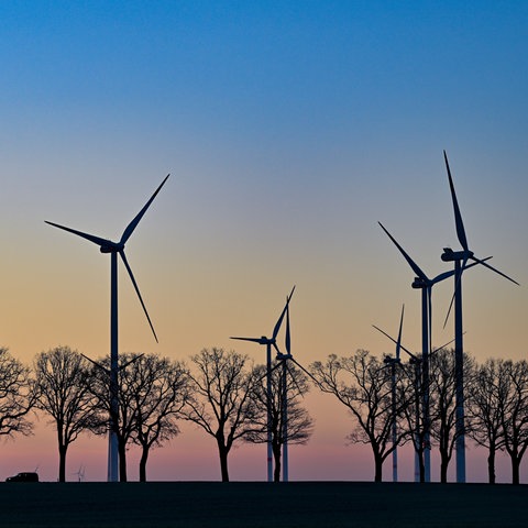 Sonnenaufgang über Windrädern im Winter