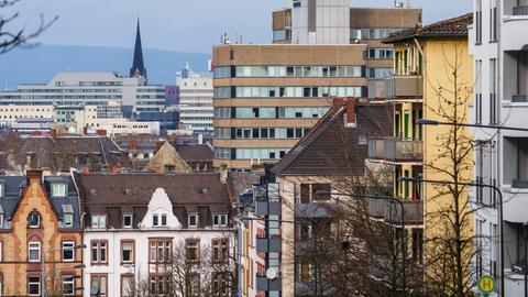 Blick vom "Sachsenhäuser Berg" in Richtung Frankfurter Innenstadt. Viele Wohnungen u Häuser sind zu sehen. 